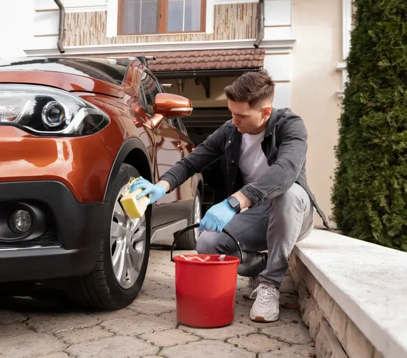 Lavage auto à domicile Noirmoutier-en-l'Île : professionnel intervenant sur un véhicule